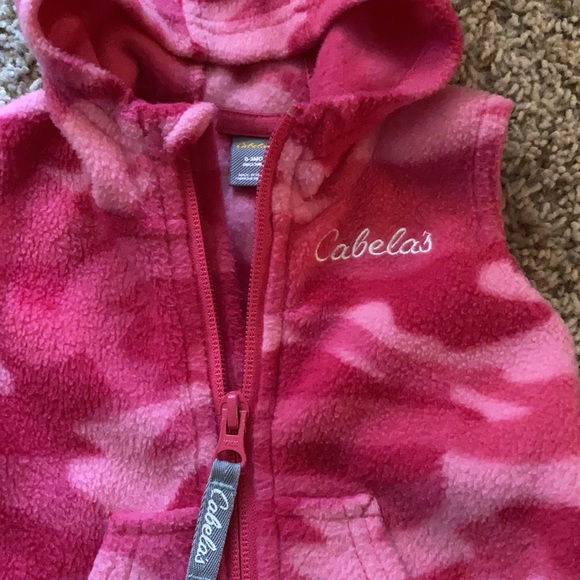 BRAND NEW Cabela’s Baby Girl Pink Camo Fleece Hooded Vest Size 0-3M - Picture 2 of 3